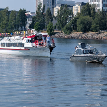 Håller i trådarna, …