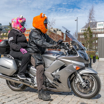 På motorcykel, …